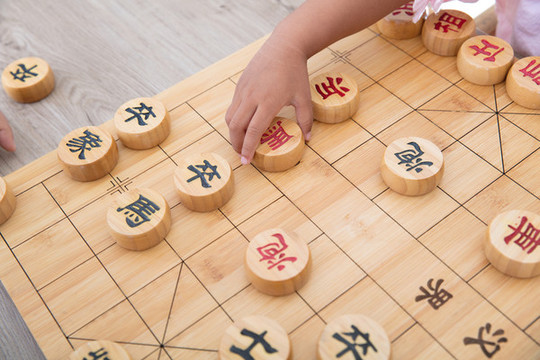 擺滿中國象棋棋子的棋盤