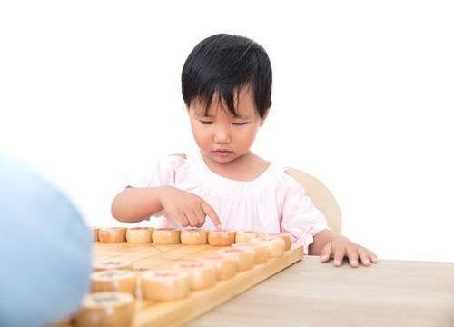 女孩正和對手認(rèn)真的下中國象棋