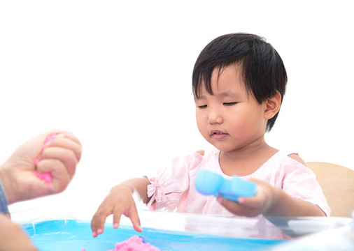 中國兒童在室內(nèi)認(rèn)真的玩太空沙