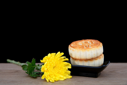 中秋節(jié)的月餅和一朵菊花