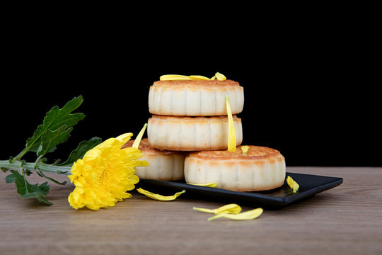 菊花花瓣的中秋節(jié)過(guò)節(jié)的月餅