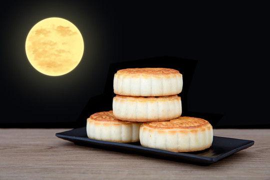 一盤中國傳統(tǒng)的節(jié)日食品月餅