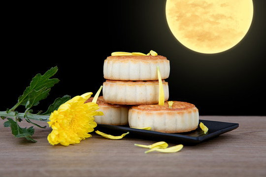 撒滿菊花花瓣的中秋節(jié)過節(jié)的月餅