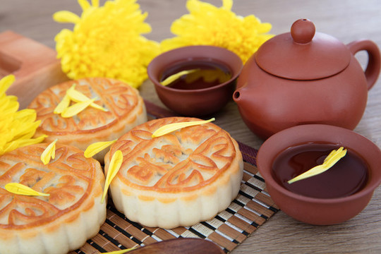 中國中秋佳節(jié)的月餅和茶水