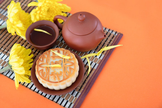 中秋佳節(jié)的月餅和茶水