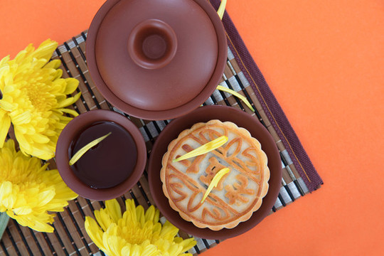 傳統(tǒng)節(jié)日中秋節(jié)準(zhǔn)備的月餅和茶水
