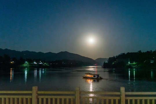 中秋月圓
