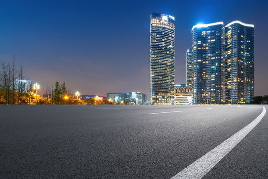 高速公路天際線和城市夜景