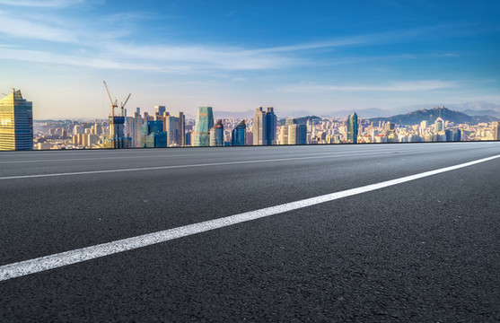 前進的道路和建筑景觀