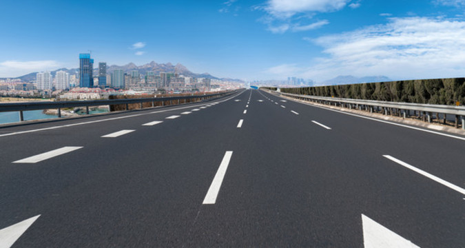 高速公路行車道和城市景觀