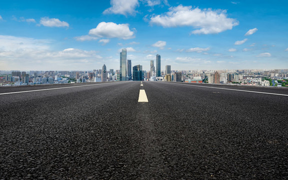 前進(jìn)的道路和金融區(qū)建筑
