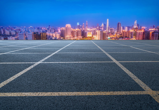 城市道路和現(xiàn)代建筑夜景