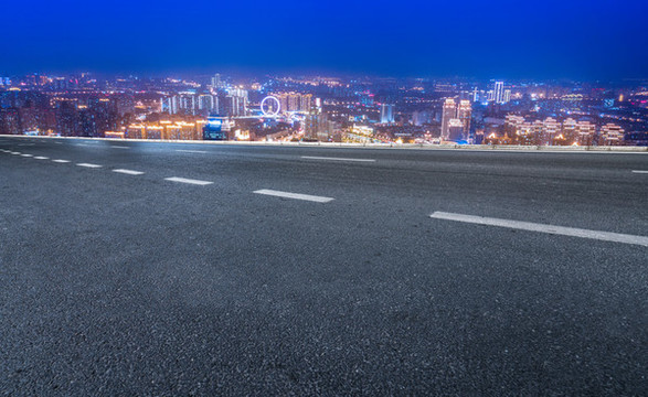 柏油馬路和城市夜景
