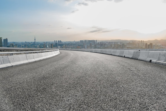 公路彎道和建筑景觀