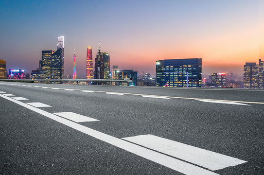 高速公路和城市夜景