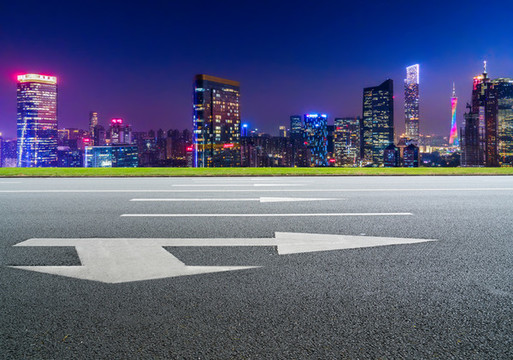 瀝青地面和城市夜景