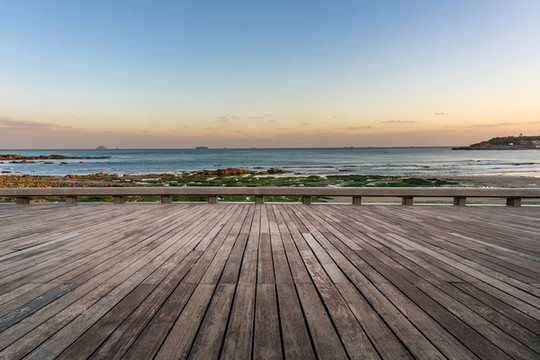 木板觀景臺和海岸線風景