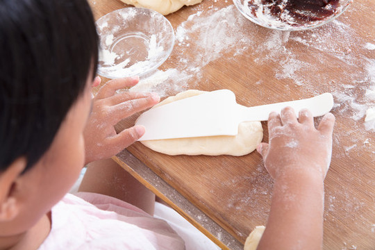 小孩子在砧板上制作面食面點
