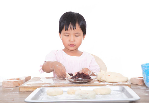 中国小女孩在制作中秋节的月饼