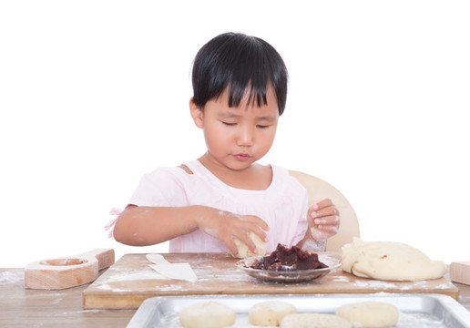 中國小女孩在制作中秋節(jié)的月餅