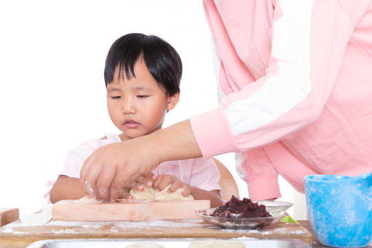小女孩在學(xué)習(xí)制作中秋節(jié)的月餅