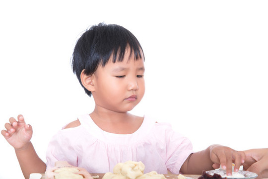 小女孩學(xué)習(xí)制作中國(guó)傳統(tǒng)糕點(diǎn)月餅
