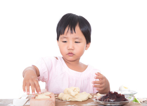 小女孩學習制作中國傳統(tǒng)糕點月餅