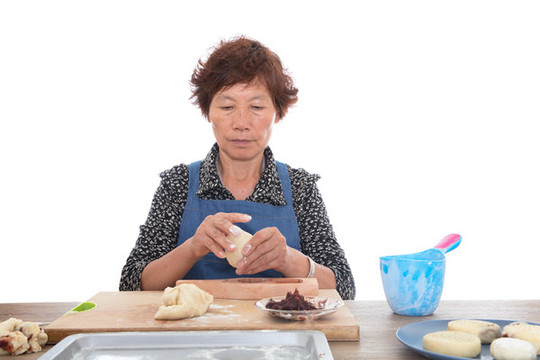 中國(guó)媽媽在制作中秋節(jié)的月餅