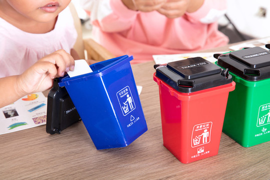 中国小孩子在接受垃圾分类教育