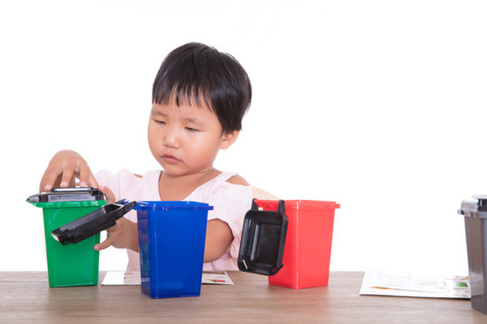 小孩子在玩耍分類垃圾桶模型