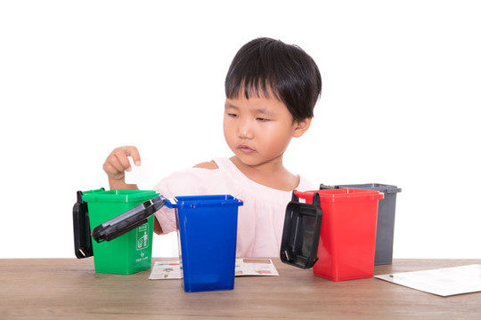 中国儿童在学习垃圾分类小知识