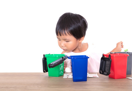 中国儿童在学习垃圾分类小知识