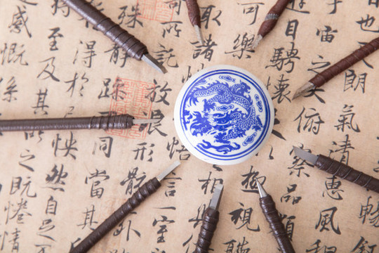 鋼制刻刀圍繞著一盒印泥