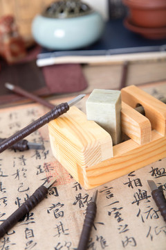 固定著空白印章石料的刻床
