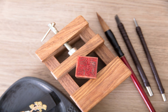 固定著印章的刻床和硯臺(tái)