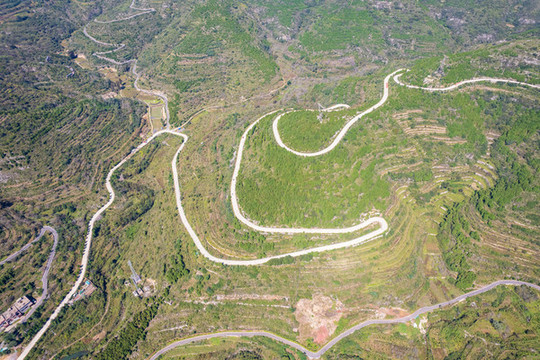 航拍濟(jì)南彩西路盤山路