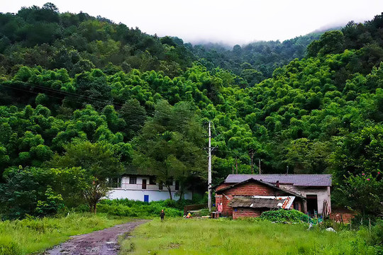 山腳下的農(nóng)家院