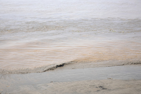 泥漿河水