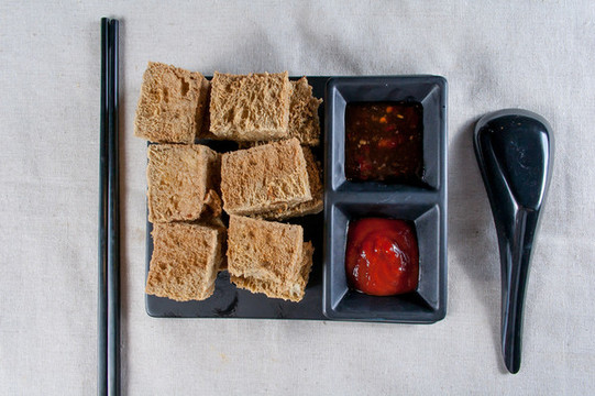 油炸臭豆腐俯拍圖