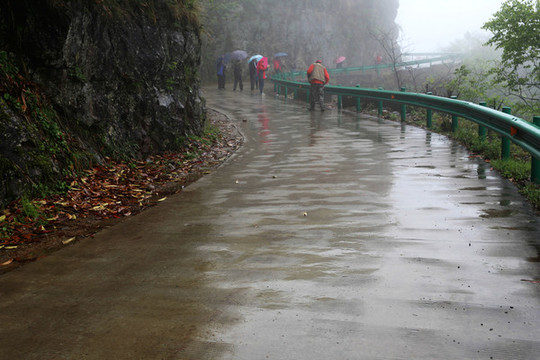 雨天山路