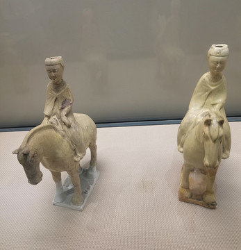 黃釉騎馬俑