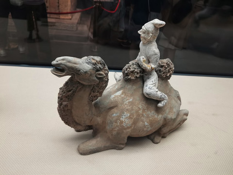 騎臥駝陶俑