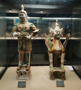 三彩鎮(zhèn)墓獸三彩武士俑
