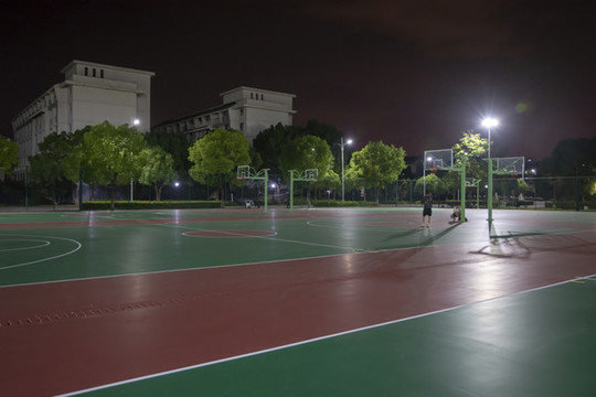 夜晚籃球場