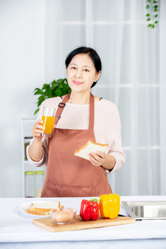 女主在廚房做菜