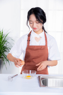 女主在廚房打雞蛋