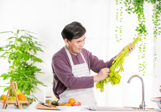 男主在廚房擇菜