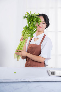 女主拿蔬菜擺拍