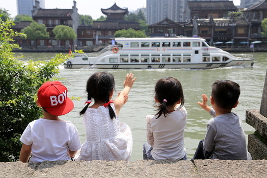 運(yùn)河邊的小孩