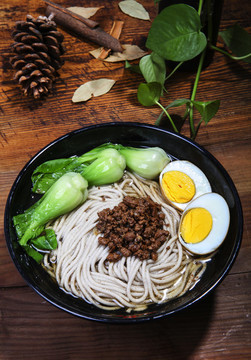 蕎麥鹵肉面